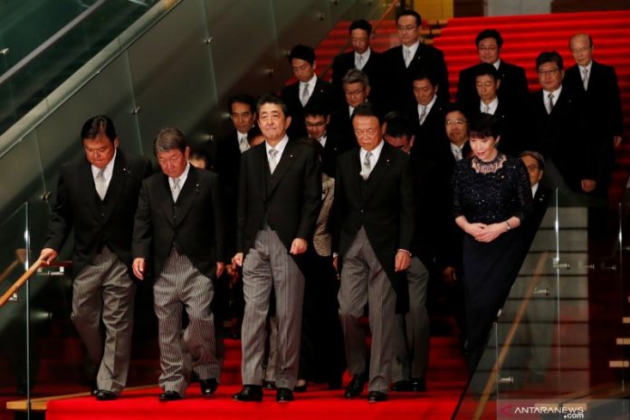 Perdana Menteri Jepang Shinzo Abe memimpin menteri kabinetnya saat mereka bersiap untuk foto bersama di kediaman resmi Abe di Tokyo, Jepang, Rabu (11/9/2019)REUTERS/Issei Kato/cfo (REUTERS/ISSEI KATO)