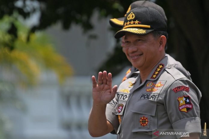 Kapolri Jenderal Pol Tito Karnavian melambaikan tangan saat berjalan memasuki Kompleks Istana Kepresidenan di Jakarta, Senin (21/10/2019). Kapolri datang menghadap Presiden Joko Widodo untuk melaporkan situasi kamtibmas terkini dan upaya pengamanan ke depannya. ANTARA FOTO/Wahyu Putro A/wsj/Mistar.