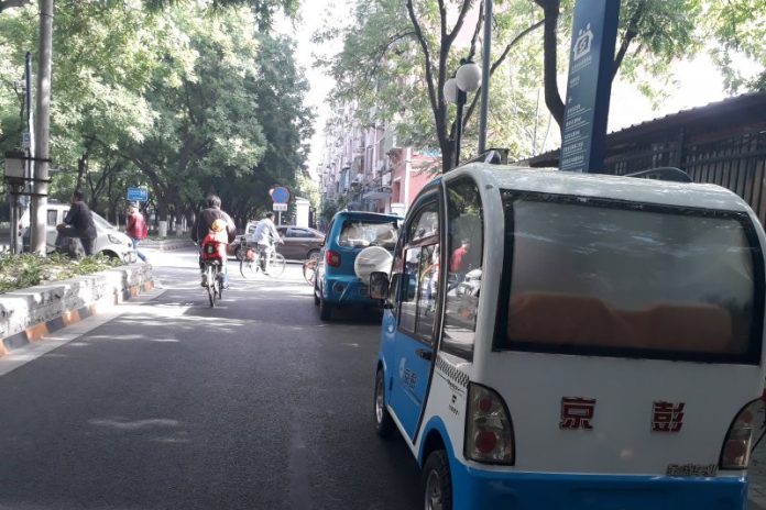 Kendaraan listrik diparkir di pinggir jalan di Kota Beijing, China. (ANTARA/M. Irfan Ilmie/tm)
