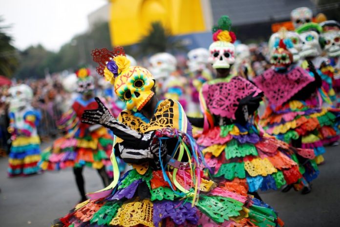 Peserta barpakaian seperti Catrina tampil pada parade tahunan Hari Raya Kematian (Day of the Dead) di Kota Meksiko, Meksiko, Minggu (27/10/2019). (REUTERS/GUSTAVO GRAF)