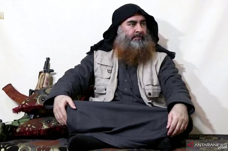 Seorang pria berjanggut dengan penampilan seperti pemimpin IS Abu Bakar al-Baghdadi berbicara dalam gambar yang diambil dari rilis video pada Senin (29/4/2019). ANTARA FOTO/Islamic State Group/Al Furqan Media Network/Reuters TV via REUTERS/djo/foc