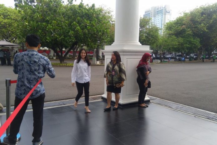 Angelia Tanusoedibjo, yang merupakan putri dari Ketua Umum Partai Perindo Hari Tanoesoedibjo datang ke Istana Kepresidenan Jakarta, Jumat (25/10/2019k (Joko Susilo)