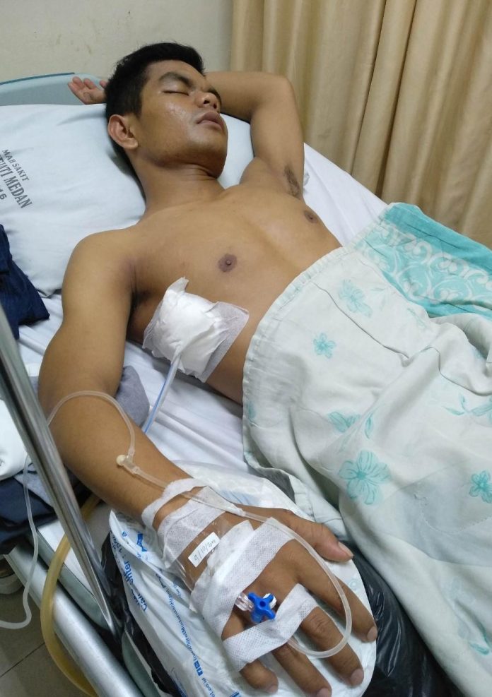 Seorang pelayan gereja, Rico Siburian (24) warga Medan Sunggal terbaring di rumah sakit karena kena tikam pelaku pencurian, Selasa (29/10). (Foto Mistar / ist)