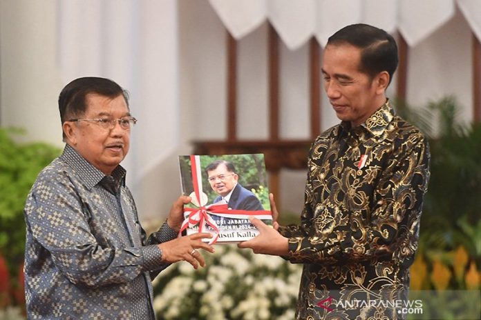 Presiden Joko Widodo (kanan) menerima buku memori jabatan dari Wakil Presiden Jusuf Kalla (kiri) dalam acara silaturahmi kabinet kerja di Istana Negara, Jakarta, Jumat (18/10/2019). ANTARA FOTO/Akbar Nugroho Gumay/ama/aa.
