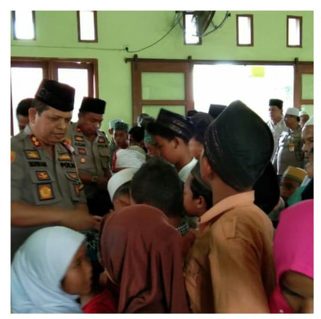 Kapolres Pelabuhan Belawan AKBP Ikhwan Lubis menyalami ratusan anak yatim piatu dalam Jumat Berkah. (f:kamaluddin/mistar)