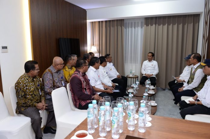Presiden Jokowi gelar rapat terbatas dengan Gubernur dan Wakil Gubernur, 7 bupati dan 1 wali kota se-Maluku. (f:ist/mistar)