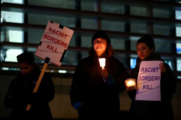 Para aktivis antirasisme berpartisipasi dalam kegiatan perkabungan di luar gedung kementerian imigrasi di London, Inggris, Kamis (24/10/2019), setelah 39 jenazah ditemukan di sebuah truk kontainer pada Rabu (23/10/2019). ANTARA/REUTERS/Hannah McKay/tm