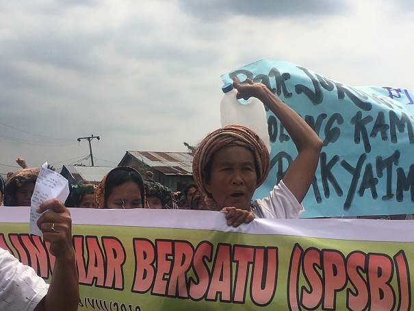 Seorang ibu warga Desa Simalingkar A, ikut berunjuk rasa di depan kantor PTPN II. (f:daniel/mistar)