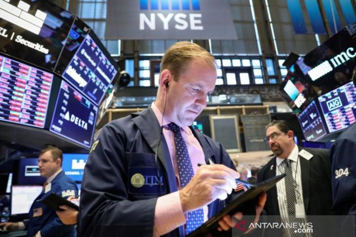 Ilustrasi - Pialang sedang bekerja di lantai Bursa Efek New York, Wall Street, Amerika Serikat. ANTARA/REUTERS/Brendan McDermid/pri. (REUTERS/Brendan McDermid)