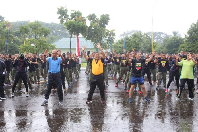 Kapolda Sumut Irjen Pol Agus Andrianto dan Pangdam I/BB, Mayjen TNI MS Fadhilah olahraga bersama ratusan personil Kodam I/BB dan Polda Sumut. (f:ist/mistar)