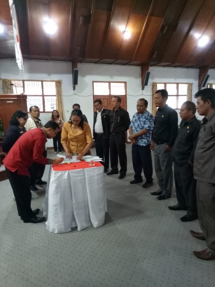 Ketua DPRD Taput menandatangani alat kelengkapan dewan. (f:fernando/mistar)