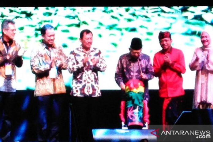 Wapres Ma'ruf Amin (tiga dari kanan) membuka Konferesi Internasional Minyak Sawit ke 15 atau 15th International Palm Oil Conference (IPOC) and 2020 Price Outlook di Nusa Dua, Bali, Rabu (30/10/2019). ANTARA/Subagyo