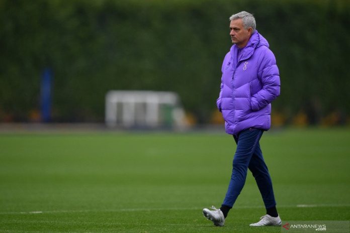Manajer Tottenham Hotspur Jose Mourinho menyaksikan timnya berlatih di Lapangan Latihan Tottenham Hotspur Enfield, London, Senin (25/11/2019). (ANTARA/AFP/DANIEL LEAL-OLIVAS)