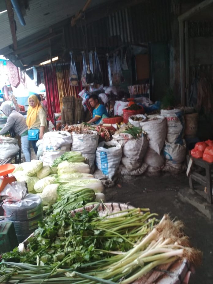 Pedagangan jahe di pasar tradisionil Kota Pematangsiantar.(f:mistar/yetty)