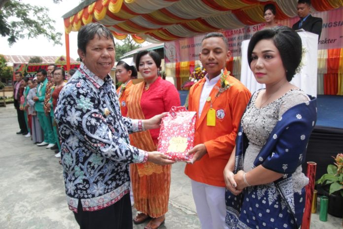 Wakil Walikota Pematangsiantar, Togar Sitorus SE.MM menyerahkan penghargaan kepada siswa-siswi terbaik SMK Kesehatan Tridarma Pematangsiantar.(f:mistar/ist)