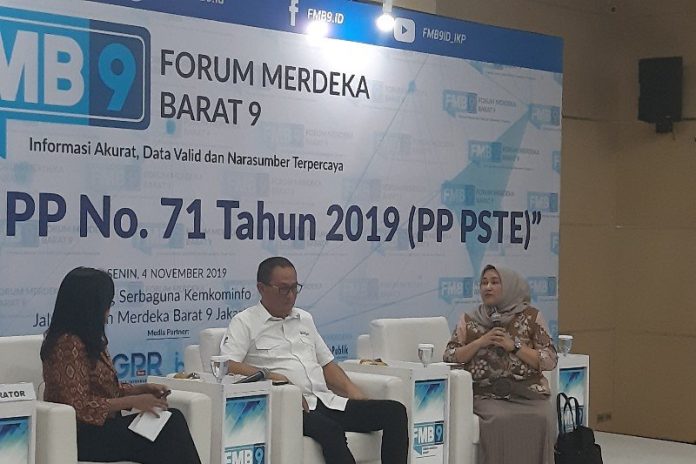 Pakar hukum Eka Wahyuning (kanan) dalam acara diskusi yang digelar Kemenkominfo di Jakarta, Senin (4/11/2019). ANTARA/Aji Cakti