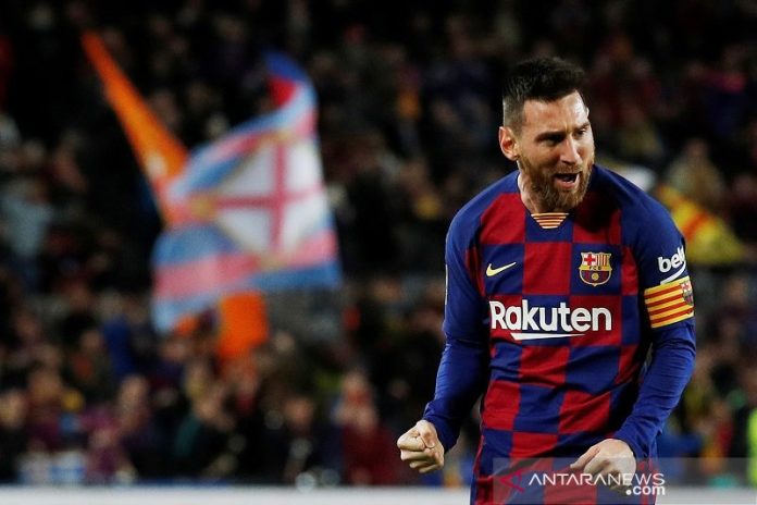 Megabintang Barcelona Lionel Messi merayakan gol keduanya ke gawang Celta Vigo dalam lanjutan Liga Spanyol di Stadion Nou Camp, Barcelona, Spanyol, Sabtu (9/11/2019) setempat. (ANTARA/REUTERS/Albert Gea)