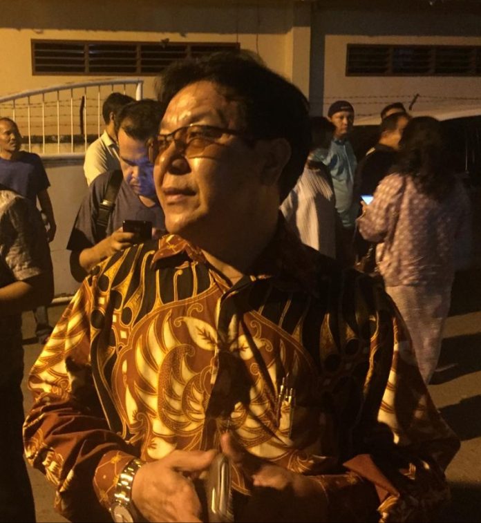 Humas Pengadilan Negeri (PN) Medan Erintuah Damanik saat memberi keterangan kepada wartawan di Rumah Sakit Bhayangkara, Jumat (29/11). (Foto mistar/saut)