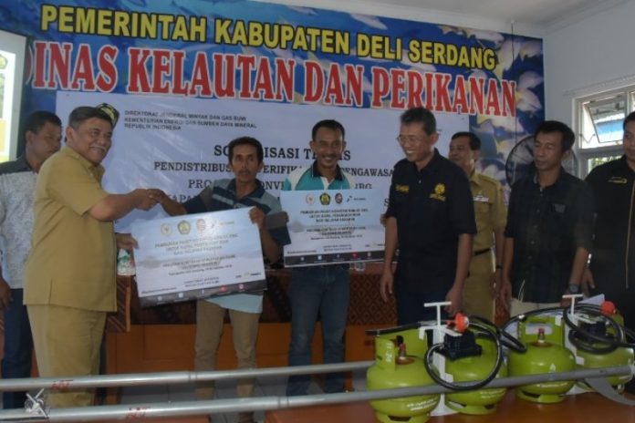 Kementerian ESDM menyerahkan bantuan kepada para nelayan berupa mesin boat sebanyak 251 unit dengan Bahan Bakar Gas (BBG). (antara/mistar)