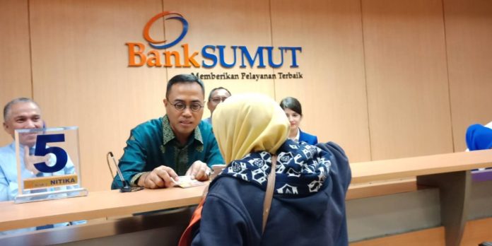 Ilustrasi : pelayanan nasabah di Bank Sumut (foto : mistar/int)