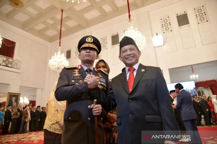 Menteri Dalam Negeri Tito Karnavian (kiri) menjabat tangan Kapolri Jenderal Polisi Idham Aziz di Istana Negara Jakarta, Jumat (1-11-2019). ANTARA/HO-Puspen Kemendagri