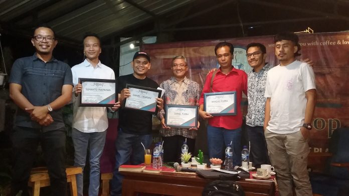 Pemateri diskusi politik di Cafe Patarias Jalan Asahan Pematangsiantar , Kamis (28/11).