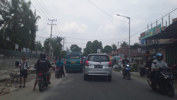 Kemacetan di Jalan Kartini Pematangsiantar, Senin (25/11/19) pada jam pulang sekolah.(f:mistar/billy nasution)