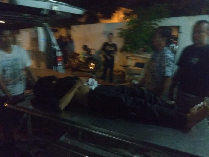 Jenazah Ahmad Darabi (Korban) saat dievakuasi ke RS Bhayangkra Medan, Jumat (29/11/2019) malam. (f:hendra/mistar)