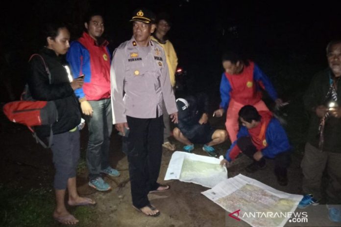 Tim Gabungan saat melakukan evakuasi terhadap Franki Malau (40) dan Ledi Arisandi Sitanggang (37) yang tersesat di Gunung Salak, Kabupaten Bogor Jawa Barat. (f:Humas Polres Bogor)