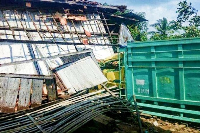 Rumah milik salah seorang warga Desa Singapura, Kecamatan Semidang Aji, Kabupaten OKU hancur ditabrak dump truk, Sabtu. (ANTARA/Edo Purmana)