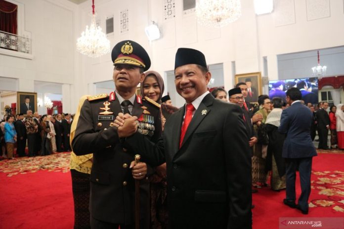 Kapolri Jenderal Pol Idham Azis bersalaman dengan pendahulunya Kapolri 2016-2019 Tito Karnavian di Istana Negara Jakarta, Jumat (1/11). (Desca Lidya Natalia)