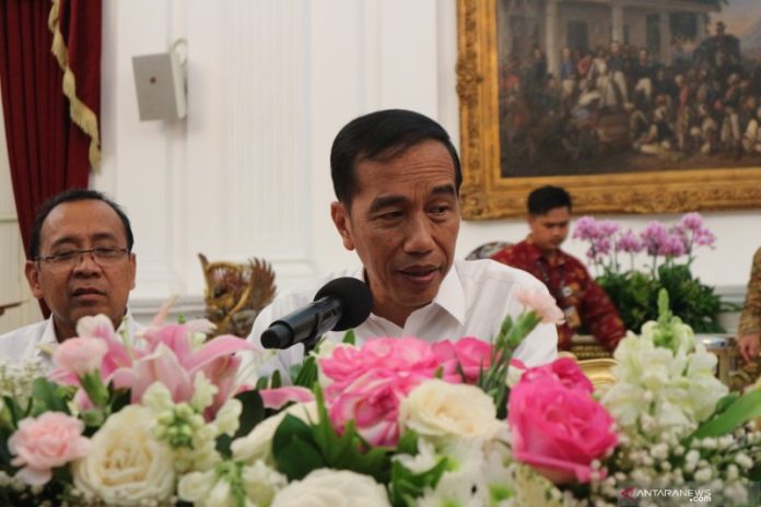 Presiden Jokowi dalam acara diskusi mingguan dengan wartawan kepresidenan di Istana Merdeka Jakarta, Jumat (1/11). ANTARA FOTO/Desca Lidya Natalia.
