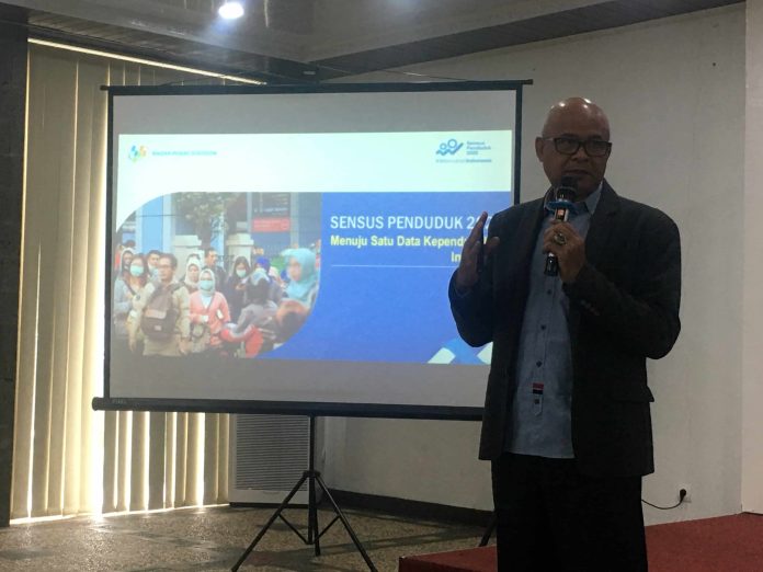 Kepala BPS Sumatera Utara, Syech Suhaimi memaparkan tahapan Sensus Penduduk 2020 kepada wartawan di Delitua, Kamis (28/11). (mistar/daniel pekuwali)