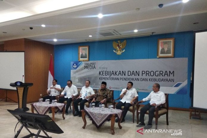 Konferensi pers mengenai guru honorer yang dihadiri Menteri Pendidikan dan Kebudayaan Muhadjir Effendy di Jakarta, Kamis (17/10/2019). ANTARA/Indri)