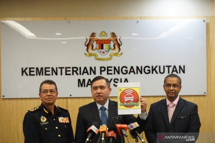 Menteri Transportasi Malaysia Anthony Loke (tengah). Foto ANTARA/Agus Setiawan. (1)