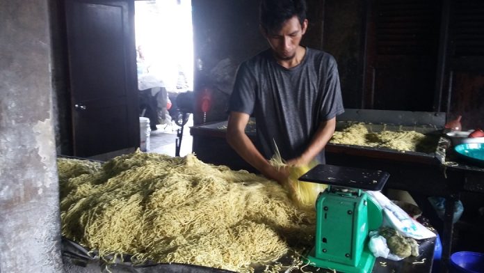 Usaha pembuatan mie di Pematangsiantar. (foto : yetti damanik/mistar)