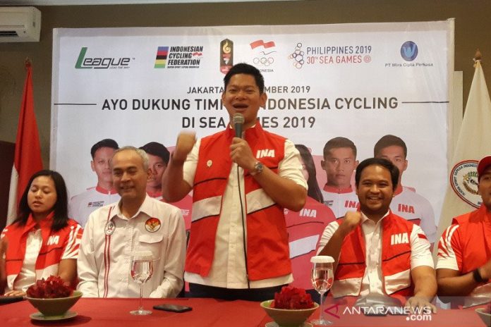 Ketua NOC Indonesia, Raja Sapta Oktohari, memberi sambutan pada pelepasan tim balap sepeda untuk SEA Games 2019 di Jakarta, Selasa (26/11/2019). (Foto : antara/mistar)