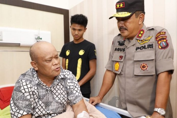 Kapolda Sumatera Utara Irjen Pol Agus Andrianto ketika membesuk korban bom dirawat di Rumah Sakit Bhayangkara Medan, (ANTARA/HO)