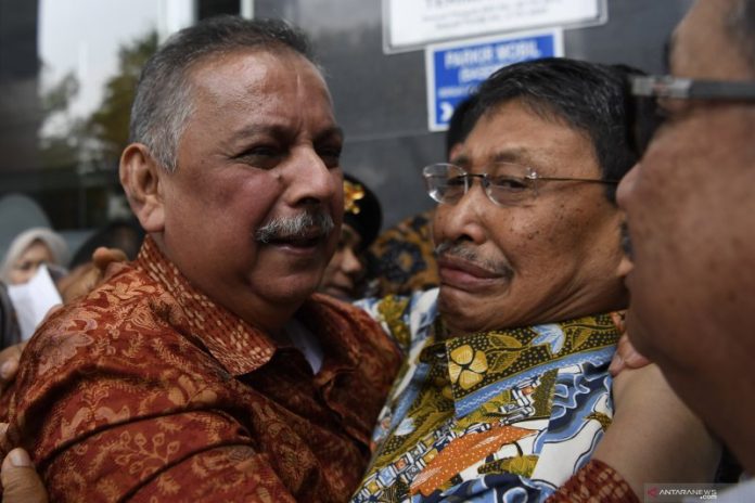 Mantan Dirut PLN Sofyan Basir (kiri) meluapkan kegembiraan bersama kerabat usai diputus bebas di Pengadilan Tipikor, Jakarta, Senin (4/11/2019). ANTARA FOTO/Puspa Perwitasari/aww. (ANTARAFOTO/PUSPA PERWITASARI)