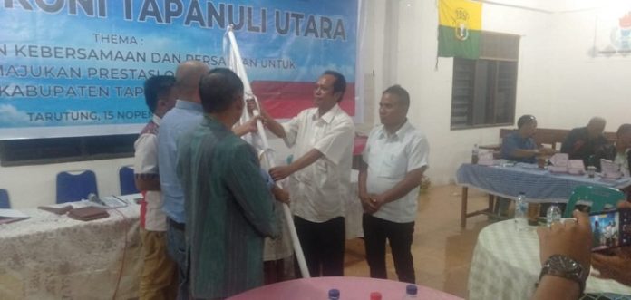 Ketua KONI Taput periode 2019-2023, Robinhot Sianturi, menerima pataka KONI setelah terpilih secara aklamasi pada Musorkab KONI Jumat (15/11/19) di Tarutung. ( Foto : jan piter simorangkir/mistar)