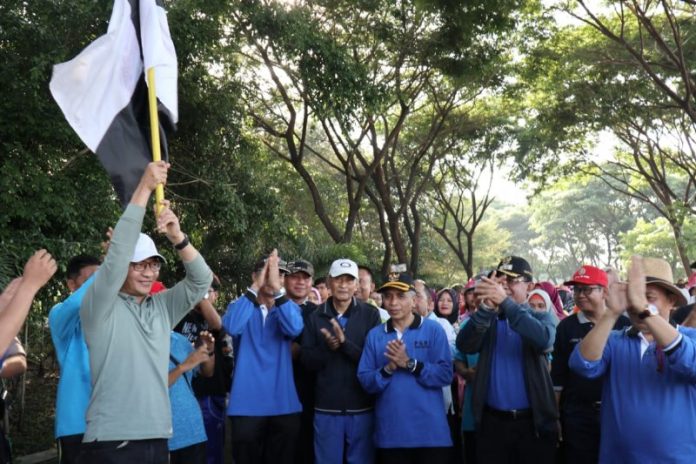 Wakil Wali Kota Mataram Mohan Roliskana melepas peserta jalan sehat dalam rangka Peringatan Hari Guru ke-25 dan HUT Ke-74 PGRI di Mataram, Nusa Tenggara Barat. Minggu (24/11/19). (ANTARA/HO/Humas Pemkot Mataram)