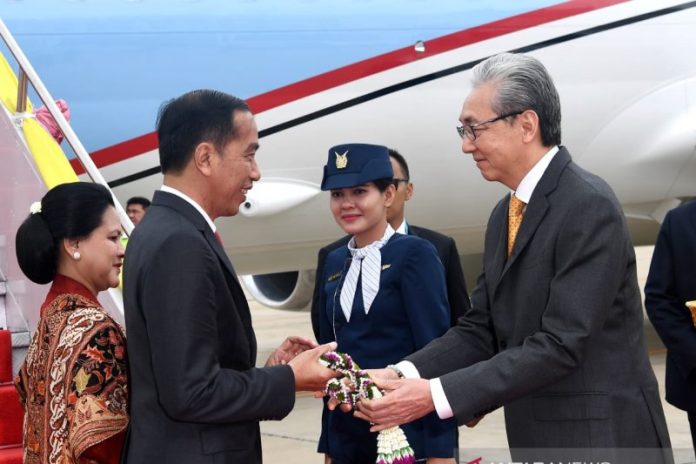 Deputi Perdana Menteri Thailand urusan hukum Somkit Jatusripitak menyambut kedatangan Presiden Joko Widodo di bawah tangga pesawat Kepresidenan Indonesia-1 saat tiba di Bandar Udara Militer Don Mueang, Bangkok, Thailand, Sabtu (2/11/2019). (Biro Pers dan Media Setpres RI)