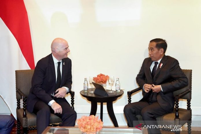 Presiden Joko Widodo bertemu dengan Presiden FIFA Gianni Infantino di The Boardroom Hotel Grand Hyatt Erawan, Bangkok, Sabtu (2/11/2019). (Biro Pers dan Media Setpres RI)