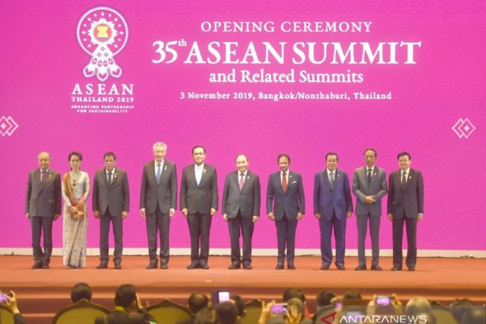 Presiden Joko Widodo saat menghadiri pembukaan Konferensi Tingkat Tinggi (KTT) ke-35 ASEAN di Impact Exhibition & Convention Center, Bangkok, Thailand pada Minggu (3/11/2019). (Rusman, Biro Pers Setpres)