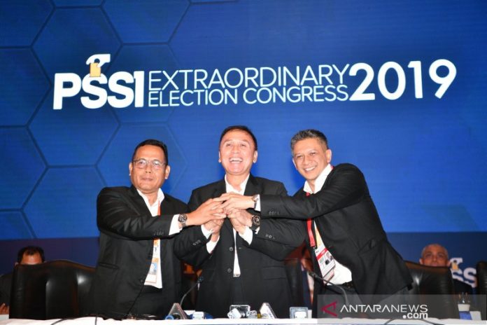 Ketua Umum PSSI terpilih Mochamad Iriawan (tengah) berjabat tangan dengan dua Wakil Ketua Umum terpilih Cucu Somantri (kiri) dan Iwan Budianto dalam penutupan Kongres Luar Biasa (KLB) PSSI di Jakarta, Sabtu (2/11/2019). Pria yang akrab disapa Iwan Bule itu terpilih menjadi ketua umum PSSI untuk periode 2019-2023 setelah meraih 82 suara dari 85 pemilik suara (voter). ANTARA FOTO/Sigid Kurniawan/wsj.