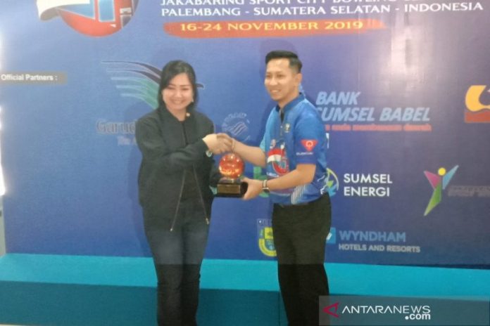 Ketua PB Persatuan Boling Indonesia (PBI), Percha Leanpuri, menyerahkan plakat juara kepada Ryan Leonard Lalisang yang meraih juara 2 QubicaAMF World Cup 2019 Palembang. (Foto : antara/mistar)