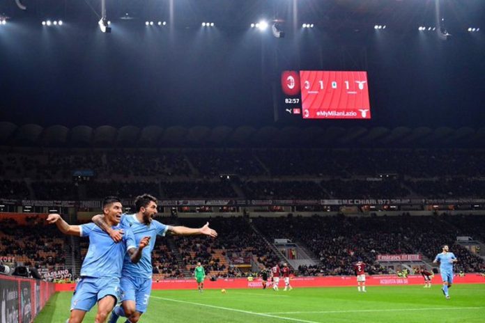 Penyerang Lazio Joaquin Correa (kiri) merayakan gol yang dicetaknya ke gawang AC Milan dalam pertandingan lanjutan Liga Italia yang dimainkan di Stadion San Siro, Milan, Minggu (4/11/2019). (twitter.com/OfficialSSLazio