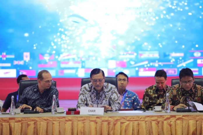 Menko Luhut memimpin pertemuan tingkat Menteri Negara-negara anggota AIS, di Manado, Jumat (1/11/2019). (ANTARA/HO/Humas Kemenko Maritim)