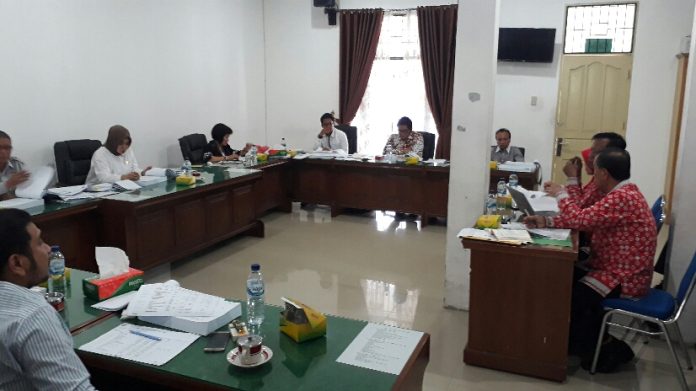 Rapat pembahasan R-APBD Kota Pematangsiantar bersama Komisi II DPRD kota itu.(f:mistar/ferry)