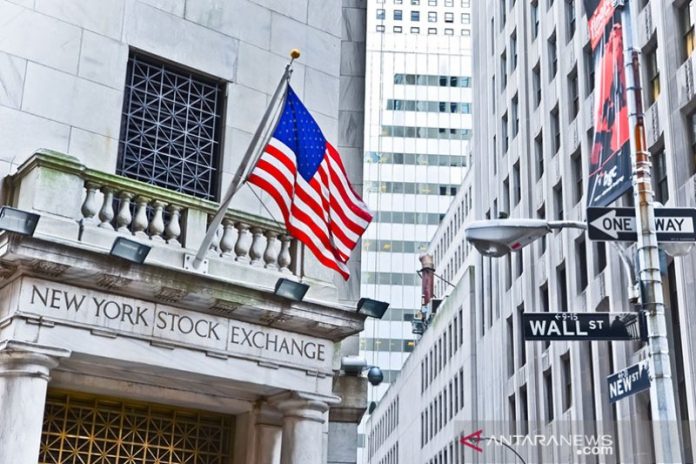 Pintu masuk samping New York Stock Exchange dan tanda jalan Wall Street ditampilkan di New York City. ANTARA/Shutterstock/pri. (Shutterstock)